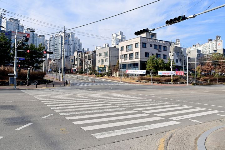 [진주=뉴시스]진주시, 도로 개선통해 통학로 안전확보.(사진=진주시 제공).2025.12.31.photo@newsis.com *재판매 및 DB 금지