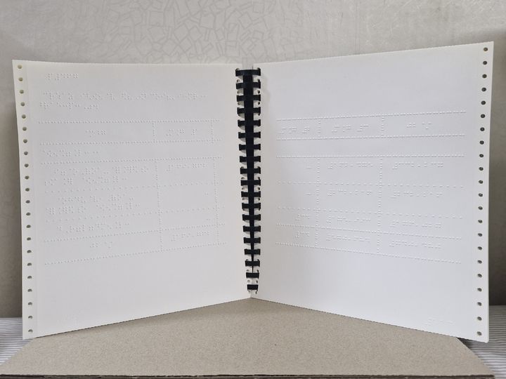 [서울=뉴시스] 선준영씨가 점역사의 도움을 받아 직접 제작한 회계사 수험 교재. (사진=선준영씨 제공) 2025.12.31. photo@newsis.com *재판매 및 DB 금지