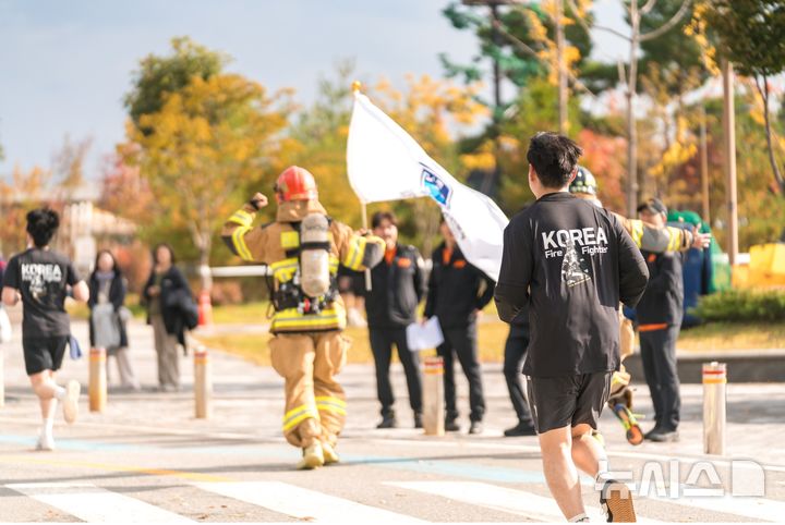 [서울=뉴시스]LG유플러스는 나눔 문화 확산을 위해 임원들이 자발적으로 참여한 사회공헌 기금 누적액이 3억5000만원을 돌파했다고 30일 밝혔다. 사진은 지난 11월 진행된 '119 메모리얼데이' 행사 현장 모습. (사진=LG유플러스 제공)