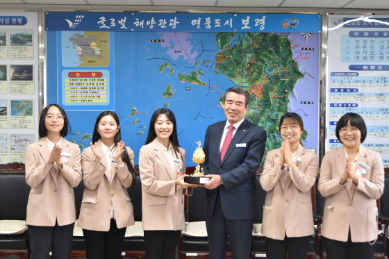 [보령=뉴시스] 최정 9단 성금 기탁식 기념촬영. (사진=보령시청 제공) 2025.12.31. photo@newsis.com *재판매 및 DB 금지