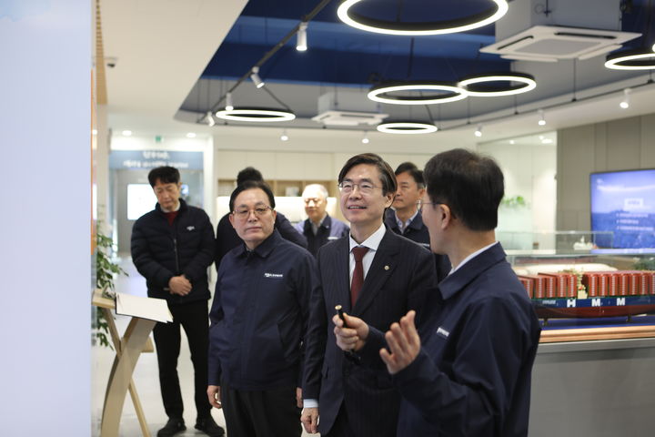 한국해운조합이 개최한 간담회에 참석한 이채익 이사장(왼쪽)과 조경태 의원(가운데). (사진=한국해운조합 제공) *재판매 및 DB 금지