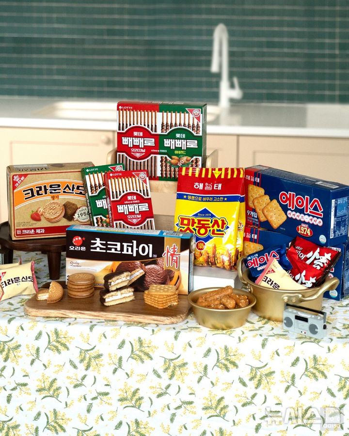 [서울=뉴시스] 균일가 생활용품점 아성다이소는 '트렌드 코리아 2026'와의 협업 기획전을 진행한다고 31일 밝혔다. 기획전에서는 트렌드 서적 트렌드 코리아가 제시한 새해 소비 트렌드 키워드 중 ▲레디코어(Ready-core) ▲필코노미(Feelconomy) ▲근본이즘 ▲픽셀라이프(Pixelated Life) 등 4가지를 모티브로 개발한 신상품 150종가량을 선보인다. 사진은 기획전 상품 중 근본이즘 부문 과자류 이미지. (사진=아성다이소 제공) 2025.12.31. photo@newsis.com 