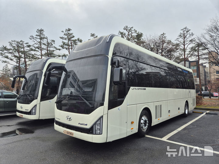 [성남=뉴시스]성남시가 도입한 공무용 수소전기버스 차량(사진=성남시 제공)2025.12.31.photo@newsis.com