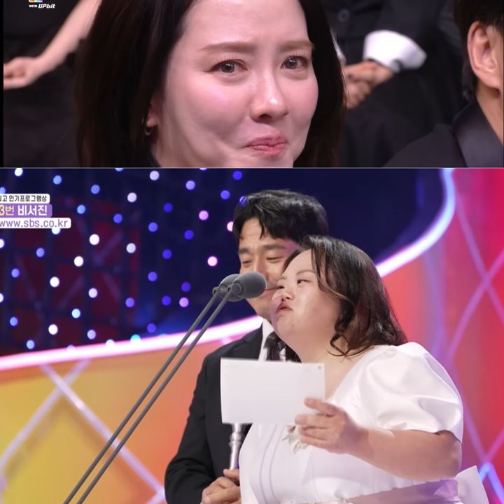 배우 송지효가 발달장애인 정은혜 작가 부부의 진심 어린 수상 소감을 듣고 눈물을 흘리는 모습이 카메라에 포착돼 화제를 모으고 있다.2025.12.31.(사진=2025 SBS 연예대상) *재판매 및 DB 금지