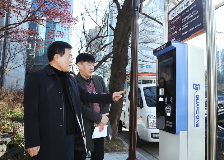 [대전=뉴시스] 조명휘 기자 = 김낙철 대전 서구 부구청장 등이 만년동 일원 주차장을 점검하고 있다. (사진= 서구청 제공) 2025.12.31. photo@newsis.com *재판매 및 DB 금지