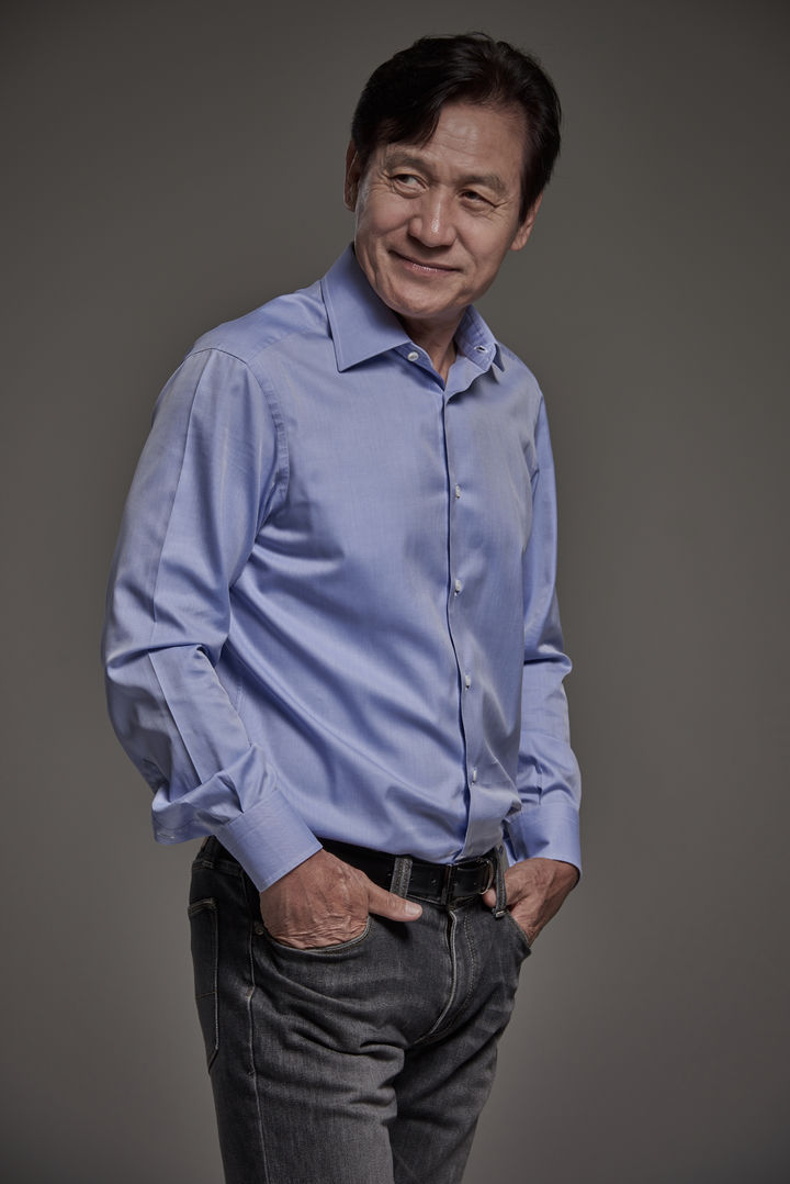 이동진 평론가, 안성기 추모 "위대한 별…놀라운 인품 소유자"