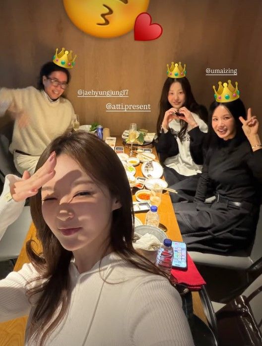 [서울=뉴시스] 그룹 '다비치' 강민경이 배우 고현정, 가수 겸 배우 엄정화, 가수 겸 작곡가 정재형과 함께한 연말 모임을 공개했다. (사진=강민경 인스타그램 캡처) 2025.12.31. photo@newsis.com *재판매 및 DB 금지