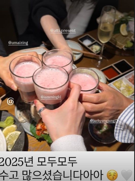 [서울=뉴시스] 그룹 '다비치' 강민경이 배우 고현정, 가수 겸 배우 엄정화, 가수 겸 작곡가 정재형과 함께한 연말 모임을 공개했다. (사진=강민경 인스타그램 캡처) 2025.12.31. photo@newsis.com *재판매 및 DB 금지