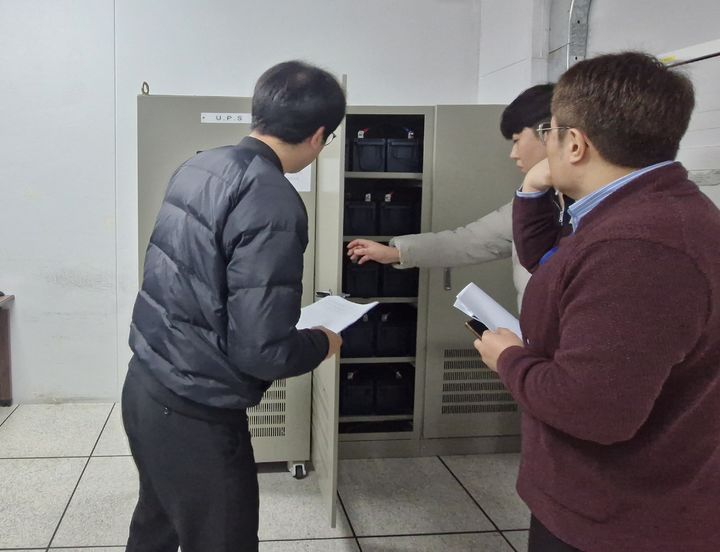 [부산=뉴시스] 부산항만공사 정보보호팀 관계자가 ups(무정전전원장치)의 보안상태를 점검하고 있다. (사진=부산항만공사 제공) 2025.12.31. photo@newsis.com *재판매 및 DB 금지