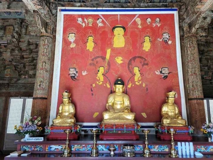 [서울=뉴시스] 김윤영 수습 기자 = '양산 신흥사 석조석가여래삼존좌상 및 복장유물'. (사진=국가유산청 제공) 2025.12.31 youn@newsis.com *재판매 및 DB 금지 *재판매 및 DB 금지