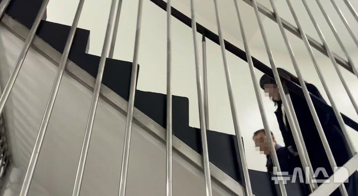 [서울=뉴시스]최은수 기자=전 세계피스로드재단 이사장이자 전 천주평화연합(UPF) 회장인 박모씨가 31일 오전 10시께 서울 서대문구 경찰청에서 경찰청 국가수사본부 특별전담수사팀 조사를 받기 위해 출석하고 있다.2025.12.31 eschoi@newsis.com