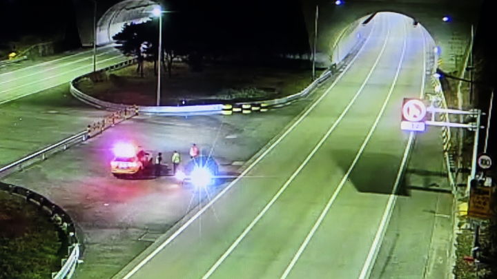 [부산=뉴시스] 부산의 한 고속도로에서 만취 상태로 8㎞ 넘게 역주행하다가 트럭과 접촉사고를 낸 승용차. (사진=부산경찰청 제공) 2025.12.31. photo@newsis.com&nbsp; *재판매 및 DB 금지