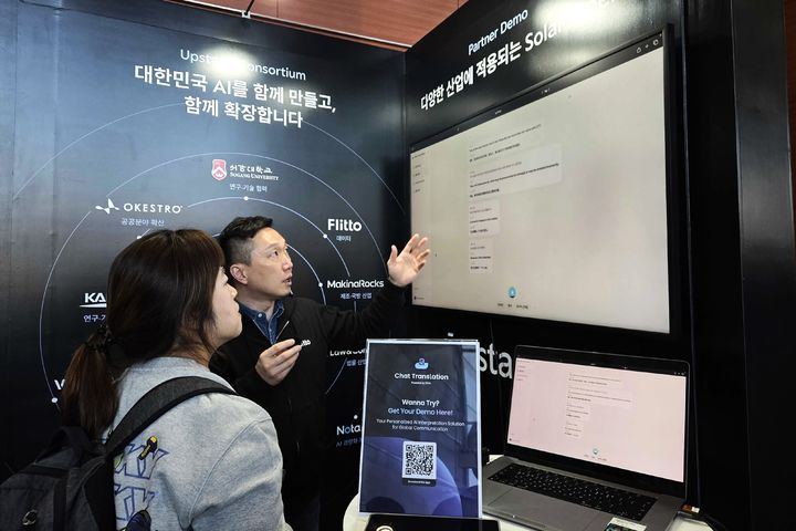 지난 30일 서울 강남구 코엑스에서 열린 독자 AI 파운데이션 모델 프로젝트 1차 발표회에서 업스테이지 부스 방문객이 Solar open 100B 모델을 접목한 플리토의 챗 트랜스레이션 솔루션을 체험해 보고 있다. (사진=플리토 제공) *재판매 및 DB 금지