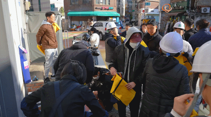 [서울=뉴시스] 한화 건설부문 유튜브 '기술로 전하는 마음, 다시 밝히는 골목의 불빛' 영상. (사진=한화 건설부문 유튜브 캡처) 2026.01.04. photo@newsis.com *재판매 및 DB 금지