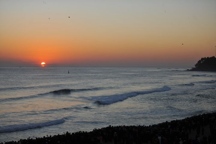 [춘천=뉴시스] 31일 강원특별자치도는 관광객들이 도내 해넘이·해맞이 명소에 몰릴 것으로 예상됨에 따라 강릉 등 도내 5개·시군 9개소에 대한 합동안전관리점검(2025.12.29. ~ 2026.1. 1.)에 나섰다고 31일 밝혔다. 사진은 지난해 속초해변 해맞이 행사. 속초시 제공 *재판매 및 DB 금지