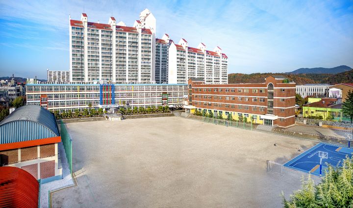 [진주=뉴시스]진주 중앙중학교 전경.(사진=진주교육청 제공).2025.12.31.photo@newsis.com *재판매 및 DB 금지