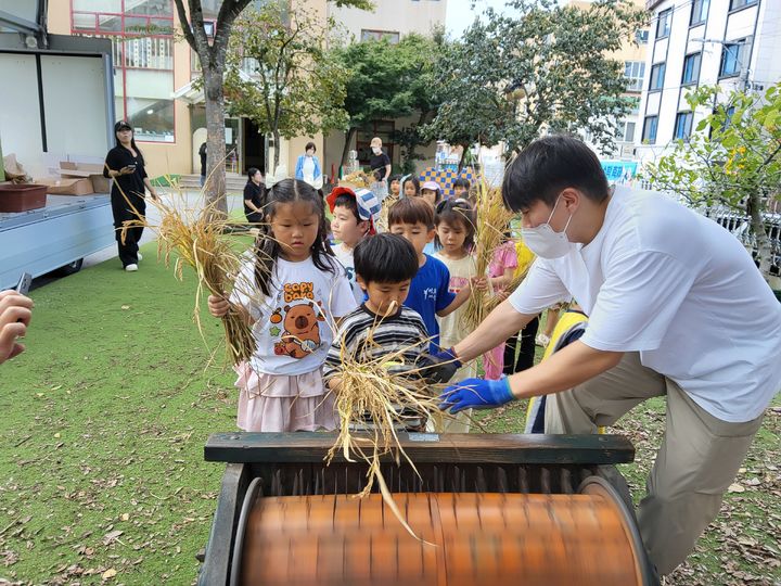 [순창=뉴시스] 순창군이 수도권 및 제주지역 초등학생들을 대상으로 올해 진행했던 '도심 속 농촌 체험', 어린이들이 수확한 벼의 탈곡 체험을 하고 있다. *재판매 및 DB 금지