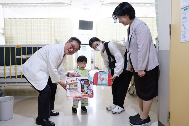 [서울=뉴시스] 중앙대학교의료원은 지난 18일부터 23일까지 연말 기부 캠페인 ‘올해의 마지막, 기부로 향기롭게(Season of Giving)’를 진행했다고 31일 밝혔다. (사진=중앙대학교의료원 제공) 2025.12.31. photo@newsis.com *재판매 및 DB 금지