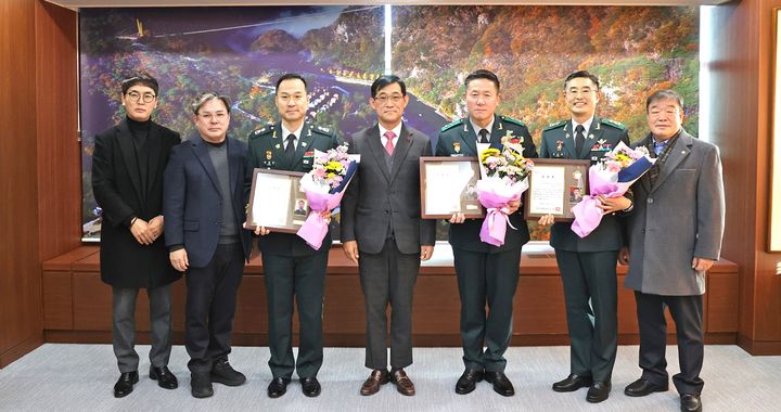 [원주=뉴시스] 육군 제36보병사단 유공자 3명 공로패 전달식에서 조용기 의장(가운데)이 관계자들과 기념 촬영을 하고 있다.&nbsp; (사진=원주시의회 제공) 2025.12.31. photo@newsis.com *재판매 및 DB 금지