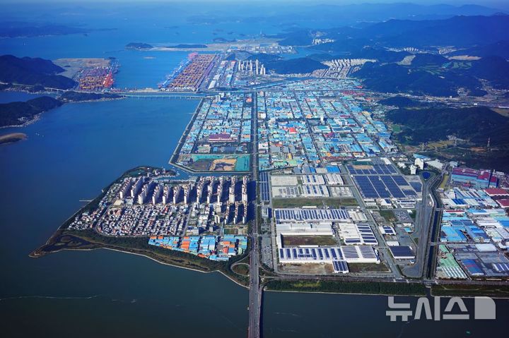 [세종=뉴시스]한국남부발전은 지난 24일 노후 산업단지 활성화 및 경쟁력 강화에 대한 노력을 인정받아 산업통상부 '국가산업발전유공' 표창을 수상했다.(사진=남부발전 제공)