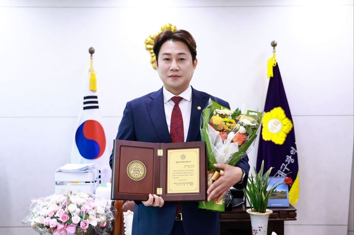 [대구=뉴시스] 이진욱 대구 동구의원이 대한민국지방의정봉사상을 받았다. (사진=대구 동구의회 제공) 2025.12.31. photo@newsis.com *재판매 및 DB 금지