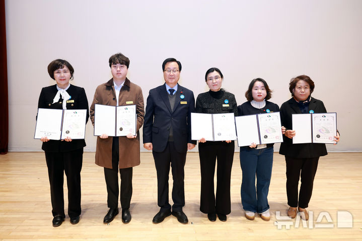 [완주=뉴시스] 완주군 적극행정 우수공무원 시상 모습. *재판매 및 DB 금지