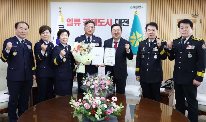 [대전=뉴시스]대전시는 31일 이대식 대덕소방서 남성의용소방대장을 신임 대전의용소방대연합회 남성회장으로 임명했다. 2025. 12. 31 photo@newsis.com *재판매 및 DB 금지