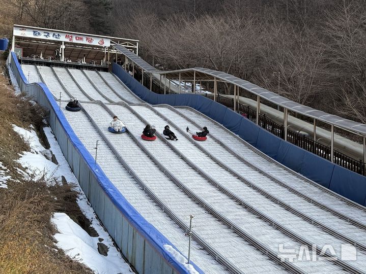 [증평=뉴시스] 충북 증평군 좌구산 눈썰매장 (사진= 증평군 제공) photo@newsis.com *재판매 및 DB 금지