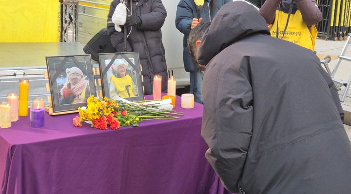 [서울=뉴시스] 전상우 수습기자 = 31일 서울 종로구 주한 일본대사관 인근에서 열린 제1733차 일본군 '위안부' 문제 해결을 위한 수요시위에서 참석자들이 고(故) 길원옥·이옥선 할머니의 영정 앞에 헌화하고 묵념하고 있다. 2025.12.11. swoo@newsis.com *재판매 및 DB 금지