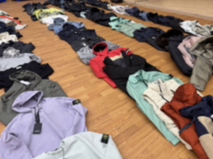 [부산=뉴시스] 경찰이 압수한 명품 의류. (사진=수영경찰서 제공) 2025.12.31. photo@newsis.com&nbsp; *재판매 및 DB 금지