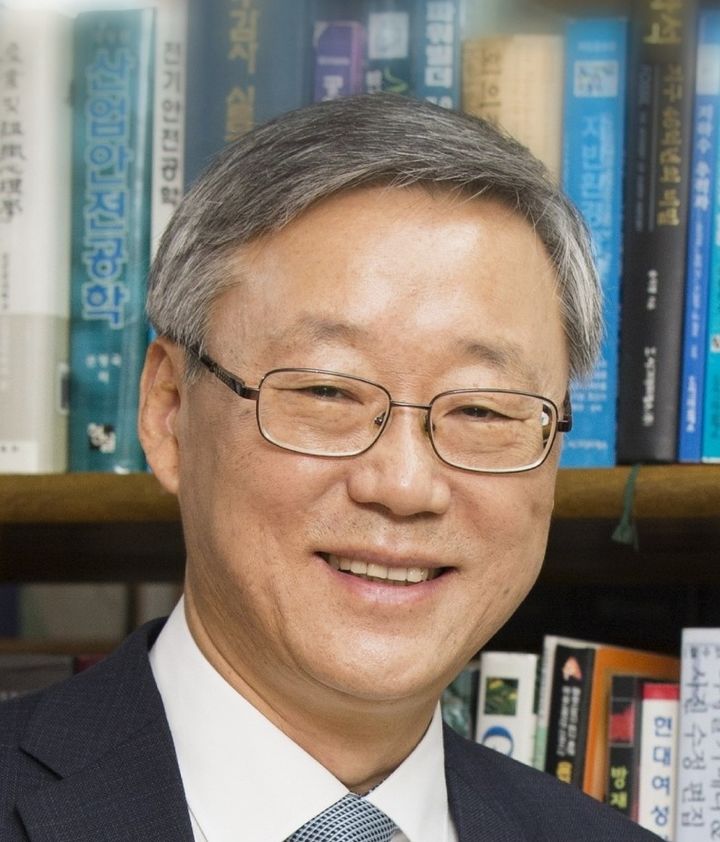 [세종=뉴시스] 성게용 동국대 교수. (사진=원자력안전위원회 제공) 2025.12.31. photo@newsis.com *재판매 및 DB 금지