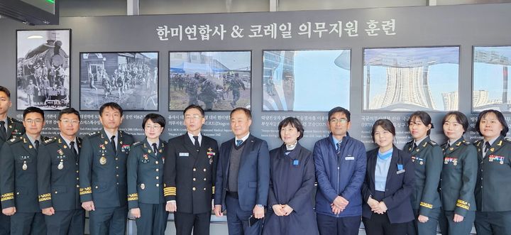 [대전=뉴시스] 코레일 대전역서 '코레일·국군대전병원 협력 사진전'이 열린다. 양기관 관계자들이 전시장 앞에서 기념촬영을 하고 있다.(사진=코레일 대전충남본부 제공) *재판매 및 DB 금지