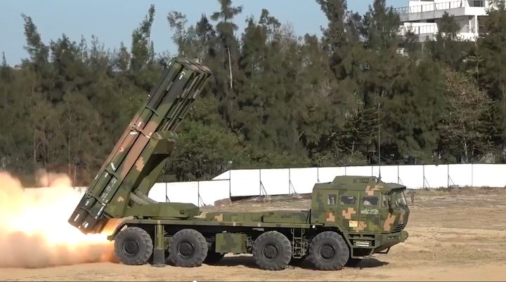 [서울=뉴시스]중국군이 29일부터 이틀간 군용기와 함정을 대거 동원해 대만을 포위하는 형식의 대규모 군사훈련을 실시한 가운데, 발사된 로켓포 27발이 대만 접속수역 인근에 떨어진 것으로 알려졌다. 30일 중국군이 ‘정이스밍(정의사명)-2025’ 훈련을 실시하는 가운데 로켓포가 발사되는 모습. <사진출처: 중국군 동부전구 위챗> 2025.12.31