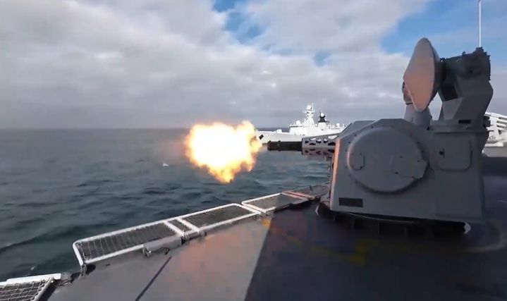 [서울=뉴시스]중국군이 29일부터 이틀간 군용기와 함정을 대거 동원해 대만을 포위하는 형식의 대규모 군사훈련을 실시한 가운데, 발사된 로켓포 27발이 대만 접속수역 인근에 떨어진 것으로 알려졌다. 30일 중국군이 ‘정이스밍(정의사명)-2025’ 훈련을 실시하는 가운데 구축함에서 포탄이 발사되는 모습. <사진출처: 중국군 동부전구 위챗> 2025.12.31 