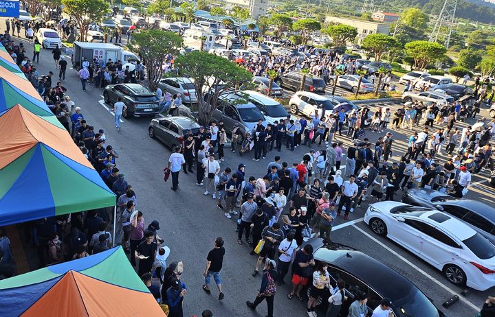 [여수=뉴시스] 전남 여수상공회의소 '석유화학 업종 고용 둔화 지원사업' 지원금 신청을 위해 여수상의 주차장에서 길게 줄을 서고 있다. (사진=여수상의 제공) 2025.12.31. photo@newsis.com *재판매 및 DB 금지