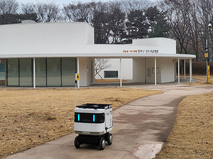 [서울=뉴시스] 신트리공원에서 순환주행 중인 재활용품 수거 로봇 모습. 2025.12.31. (사진=양천구 제공) *재판매 및 DB 금지