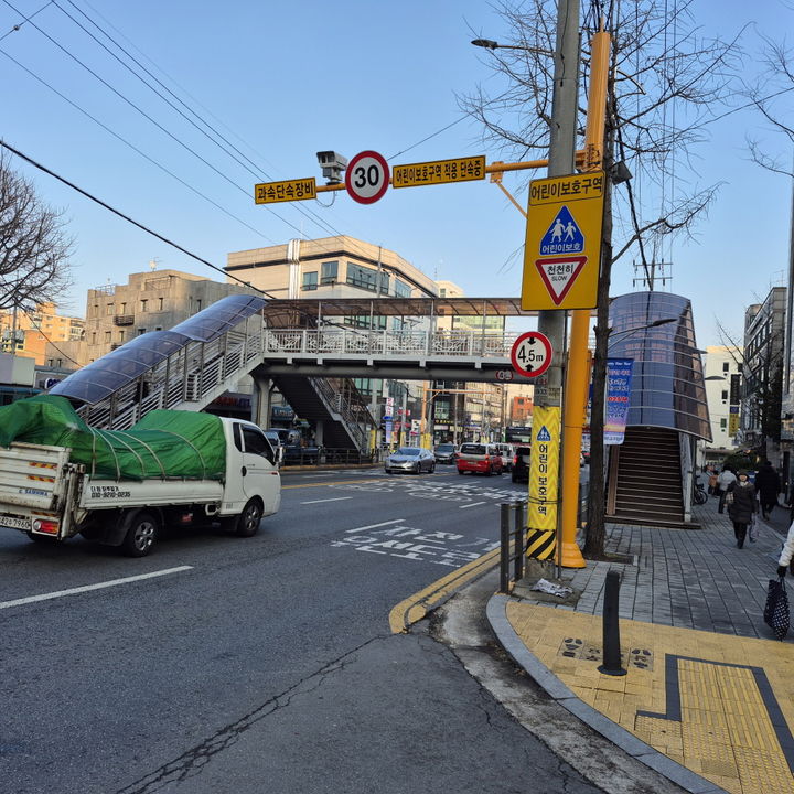 [서울=뉴시스] 동대문구, 배봉초 앞 보도육교 캐노피 설치 완료. 2025.12.31. (사진=동대문구 제공) *재판매 및 DB 금지