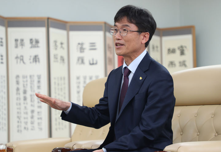 [울산=뉴시스] 구미현 기자 = 천창수 울산시교육감이 집무실에서 내년도 교육 정책 방향에 대해 설명하고 있다. (사진=울산시교육청 제공) 2025.12.31. photo@newsis.com *재판매 및 DB 금지