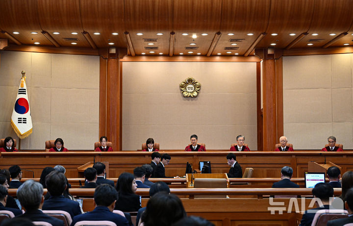 [서울=뉴시스] 사진공동취재단 = 문형배 헌법재판소장 권한대행이 4일 서울 종로구 헌법재판소에서 열린 윤석열 대통령의 탄핵심판 선고기일에 참석해 있다. 헌재는 이날 오전 11시 22분 재판관 전원 의견 일치로 "피청구인 대통령 윤석열을 파면한다"고 밝혔다. 2025.04.04. photo@newsis.com *재판매 및 DB 금지