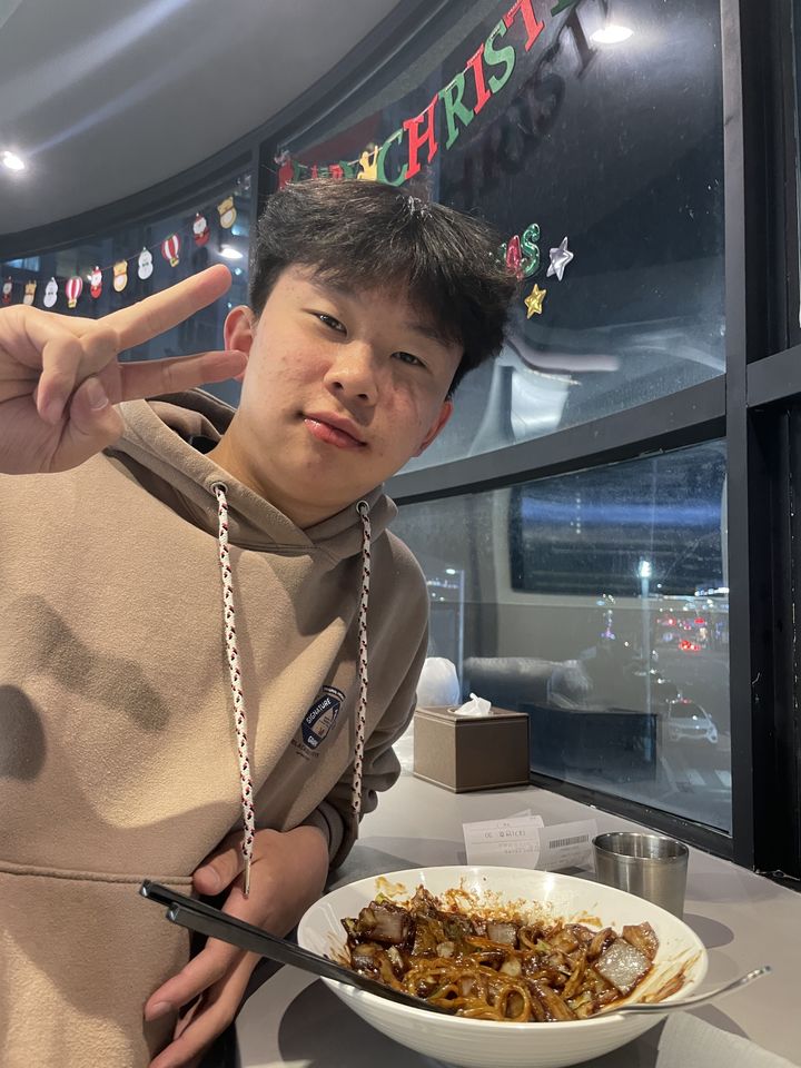 [서울=뉴시스] 한국장기조직기증원은 지난달 20일 한양대학교병원에서 17살 김동건 군이 뇌사 장기기증으로 6명의 생명을 살리고 하늘의 별이 됐다고 31일 밝혔다. (사진=한국장기조직기증원 제공) 2025.12.31. photo@newsis.com *재판매 및 DB 금지