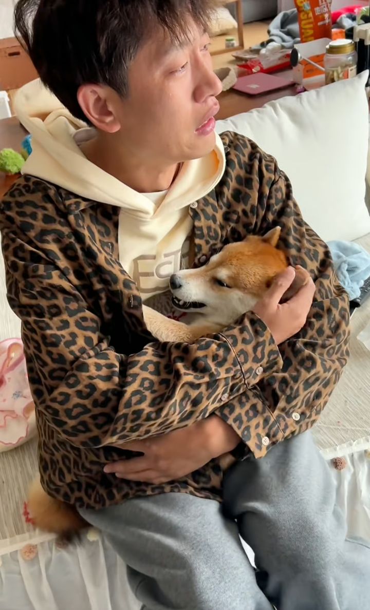 [뉴시스] 중국 인기 시바견이 독극물을 먹고 죽은 뒤 주인이 슬퍼하고 있는 모습. (사진=샤오홍슈) 2025.12.31 *재판매 및 DB 금지