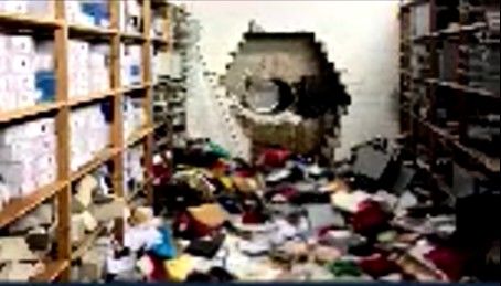 [서울=뉴시스]연말연시를 맞아 29일 문을 닫은 독일 겔젠키르헨의 스파카세 은행에 도둑이 들어 금고 안에 있는 수천만 유로 상당의 재산을 훔쳤다고 경찰이 31일 밝혔다. 경찰 대변인 토마스 노바치크는 수사관들이 도난 사건의 가치가 1000만∼9000만 유로(약 170억∼1530억원) 사이로 보고 있다고 말했다. <사진 출처 : 미 NBC 동영상 캡처> 2025.12.31.