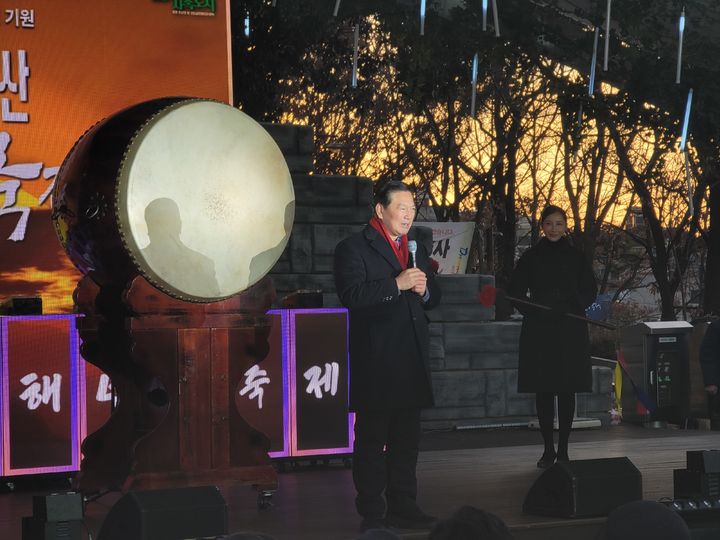 [대구=뉴시스] 이상제 기자 = 31일 대구 남구 앞산빨래터공원에서 열린 행사에서 조재구 남구청장이 발언하고 있다. 2025.12.31. knig@newsis.com *재판매 및 DB 금지