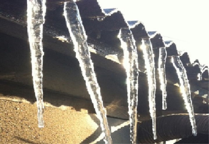 [춘천=뉴시스] 31일 강원특별자치도 재난안전대책본부는 강원 춘천, 태백, 홍천, 횡성, 평창, 정선, 철원, 화천, 양구, 인제 등 10개 시·군에 한파 경보를 발령했다고 밝혔다. 사진은 기사 지난해 강원 지역 한파에 얼은 고드름 모습. syi23@newsis.com *재판매 및 DB 금지