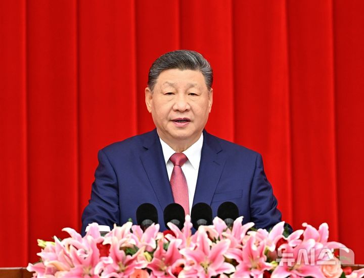 [베이징=뉴시스] 시진핑 중국 국가주석은 31일 베이징에서 전국인민정치협상회의(정협)가 개최한 신년 다과회에 참석해 연설을 통해 내년에 더욱 적극적인 거시정책을 시행할 것을 당부했다고 관영 신화통신이 보도했다. 사진은 다과회에서 연설하는 시 주석.(사진=중국 신화망 갈무리) 2025.12.31 photo@newsis.com