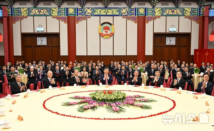 [베이징=뉴시스] 시진핑 중국 국가주석 등 중국 지도부가 31일 베이징에서 전국인민정치협상회의(정협)가 개최한 신년 다과회에 참석했다.(사진=중국 신화망 갈무리) 2025.12.31 photo@newsis.com