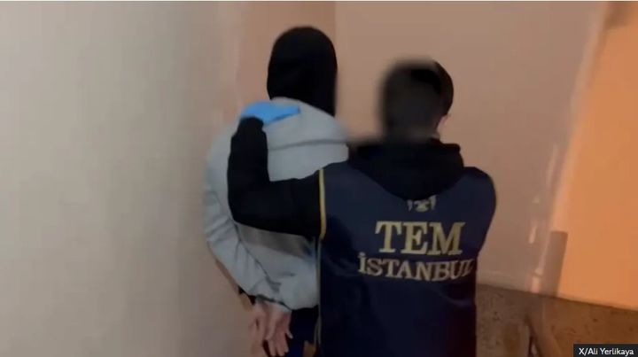 [서울=뉴시스]튀르키예 당국은 31일 25개 주에서 동시다발적으로 이슬람국가(IS) 조직원으로 의심되는 125명을 체포, IS에 대한 전국적 소탕 작전을 한층 강화했다. 튀르키예 내무부가 X에 게시한 체포 모습. <사진 출처 : BBC> 2025.12.31.