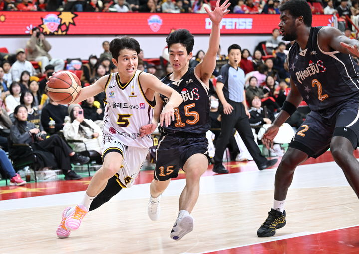 [서울=뉴시스] 프로농구 창원 LG의 양준석(왼쪽 1번째). (사진=KBL 제공)