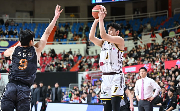 [서울=뉴시스] 프로농구 창원 LG의 유기상(오른쪽). (사진=KBL 제공) 