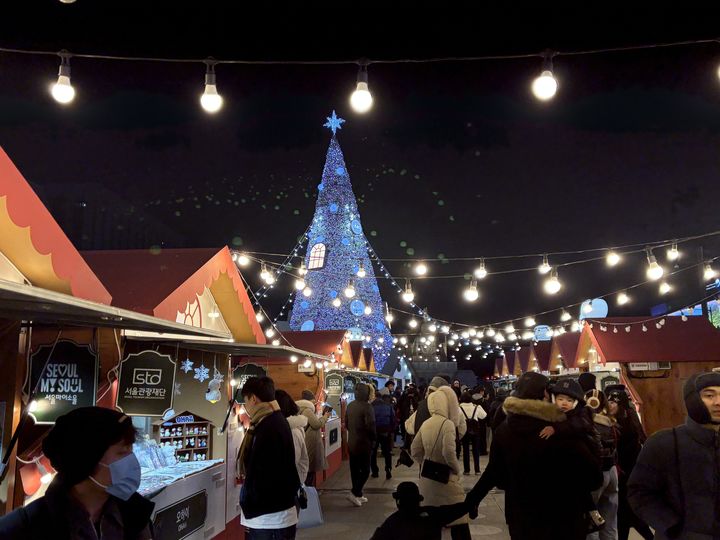 [서울=뉴시스] 권민지 수습기자 =31일 서울 종로구 광화문광장에 새해를 맞이하기 위해 시민들이 모이고 있다.2025.12.31. ming@newsis.com *재판매 및 DB 금지 *재판매 및 DB 금지